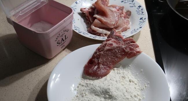 Enharinar todos los filetes de lomo uno a uno