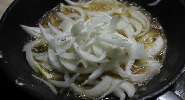 Ponemos la cebolla cortada en julianas y sofreír
