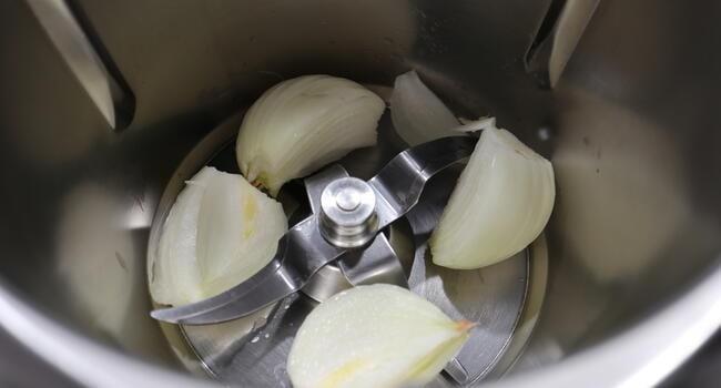 Echamos la cebolla y la picamos