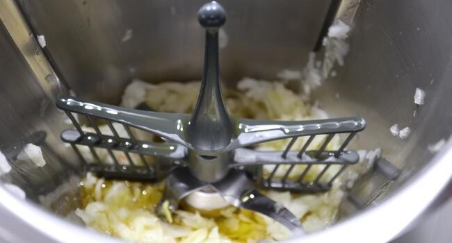 Ponemos la mariposa y el aceite y sofreímos