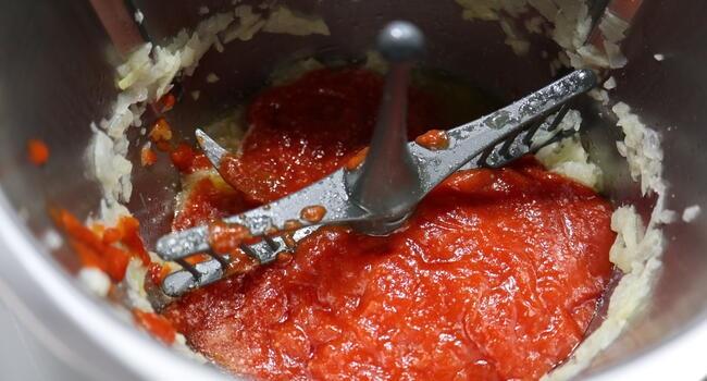 Calentamos el sofrito con el tomate