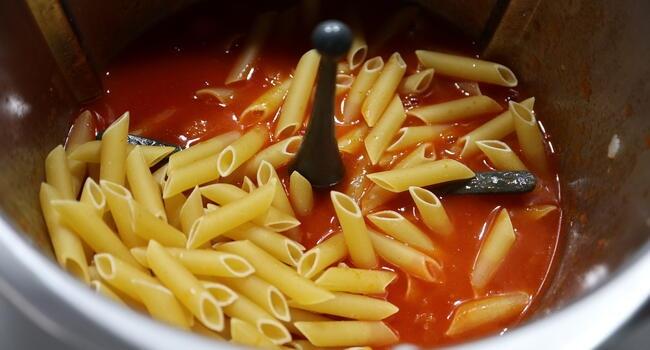 Echamos los macarrones y los cocemos