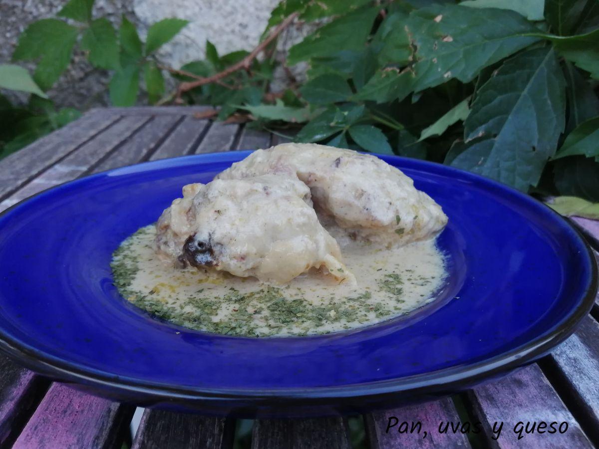 pollo con salsa de queso - pan uvas y queso