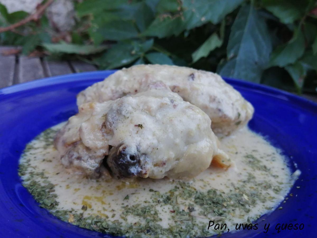 pollo con salsa de queso - pan uvas y queso