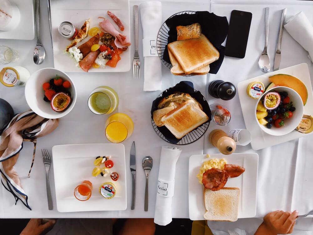Qué se toma primero al desayunar el café o el zumo