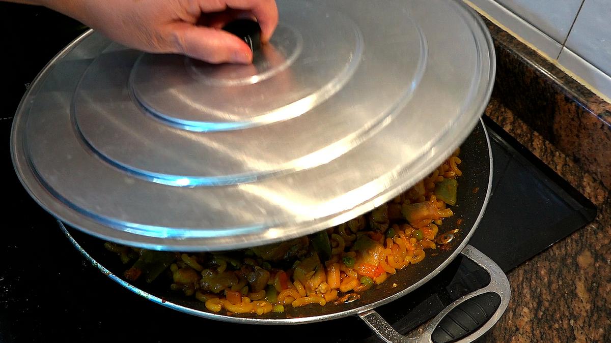 FIDEUÁ DE POLLO Y VERDURAS O PAELLA DE FIDEOS CON POLLO Y VERDURAS - Foto 11