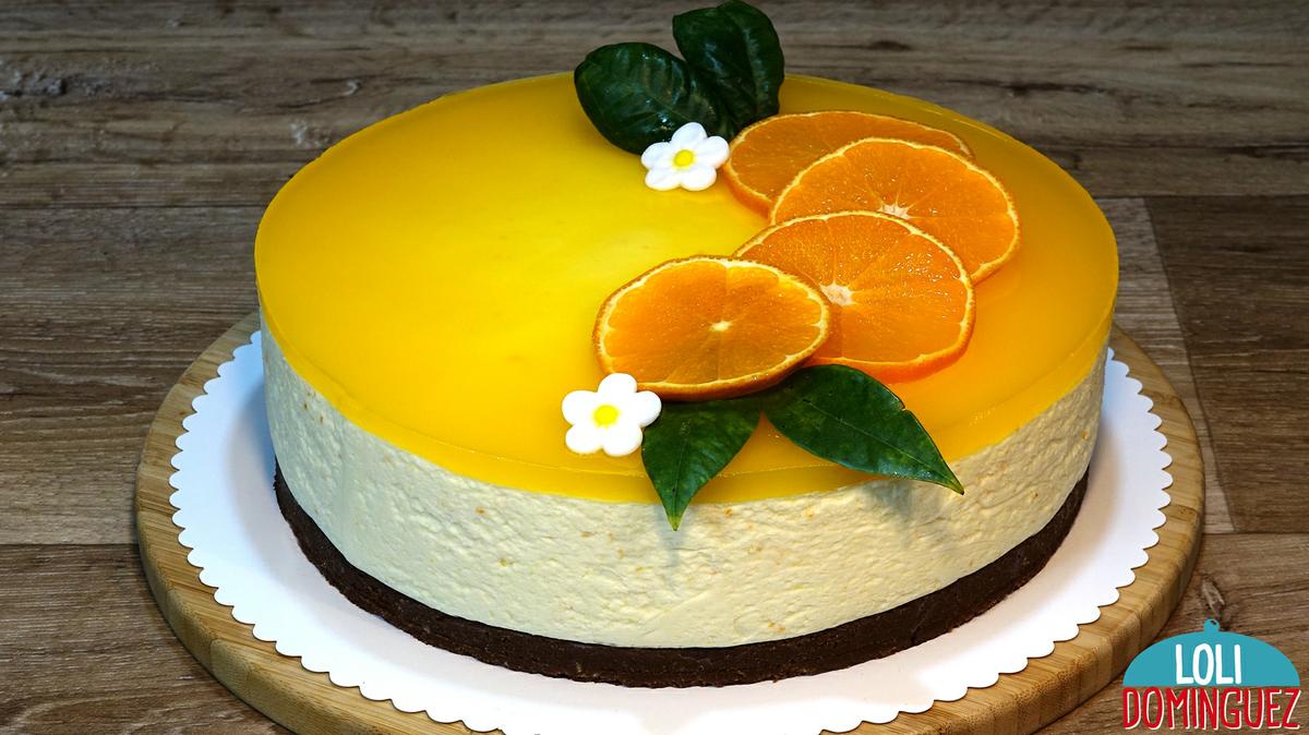 TARTA DE NARANJA SIN HORNO FACIL Y DELICIOSA. Esta tarta tiene una textura de mouse que la hace irresistible, suave y con un sabor inconfundible a naranja que combinada al toque de chocolate de la base es una tarta para triunfar en cualquier ocasión