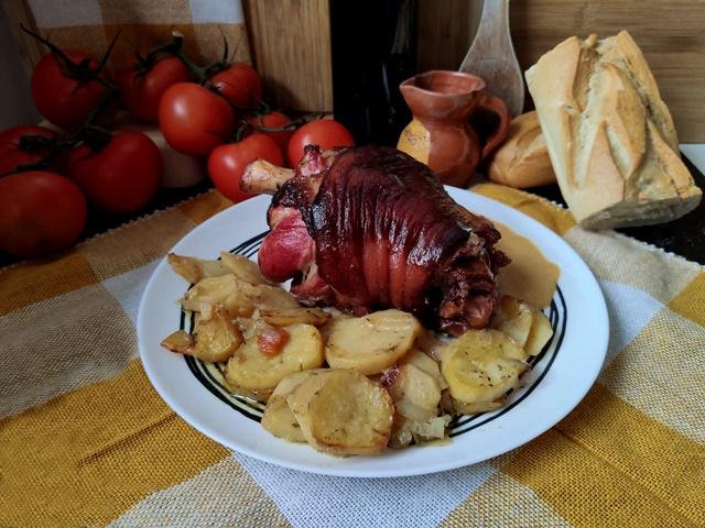 Codillo al horno con patatas