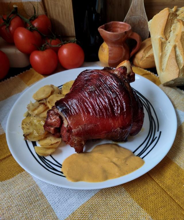 Codillo al horno con patatas