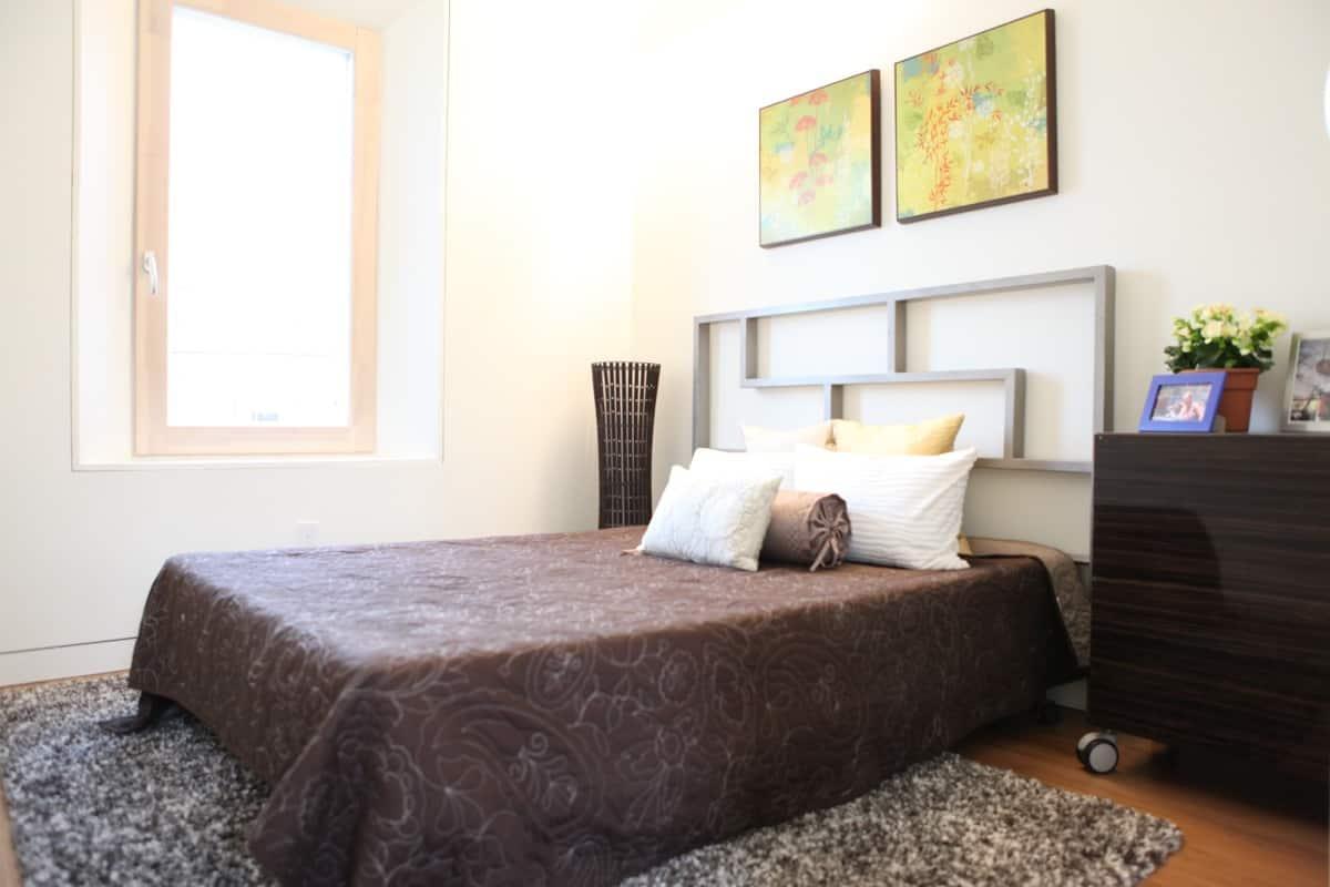 una cómoda en el dormitorio