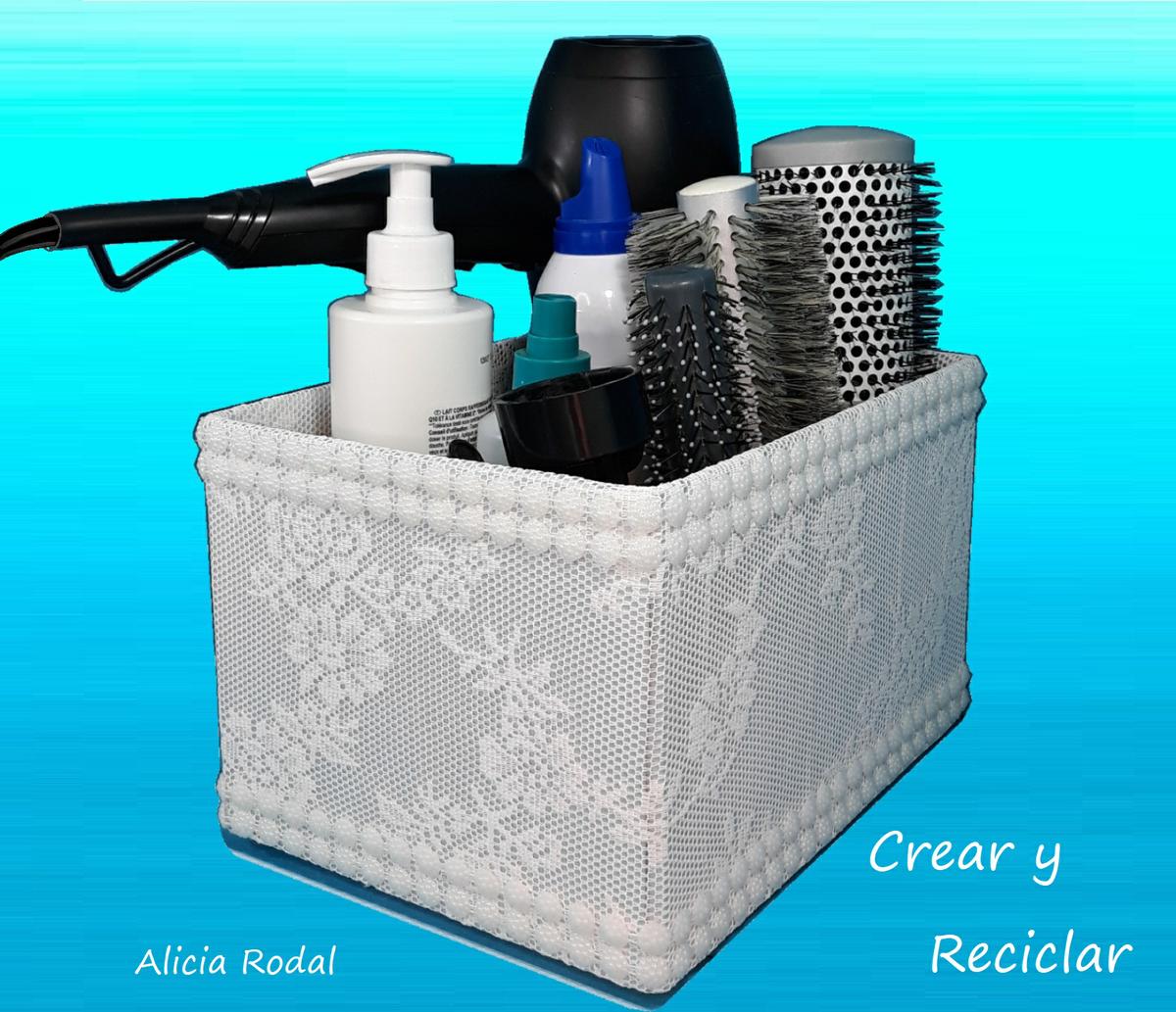 En este tutorial te muestro de una manera fácil y rápida, como decorar una caja de cartón con materiales que todos tenemos en casa, como cajas de leche y retales de tela, para transformarla en un bello organizador para nuestros productos de belleza, de higiene personal, material escolar, herramientas de trabajo, para tus manualidades o para lo que tú quieras.