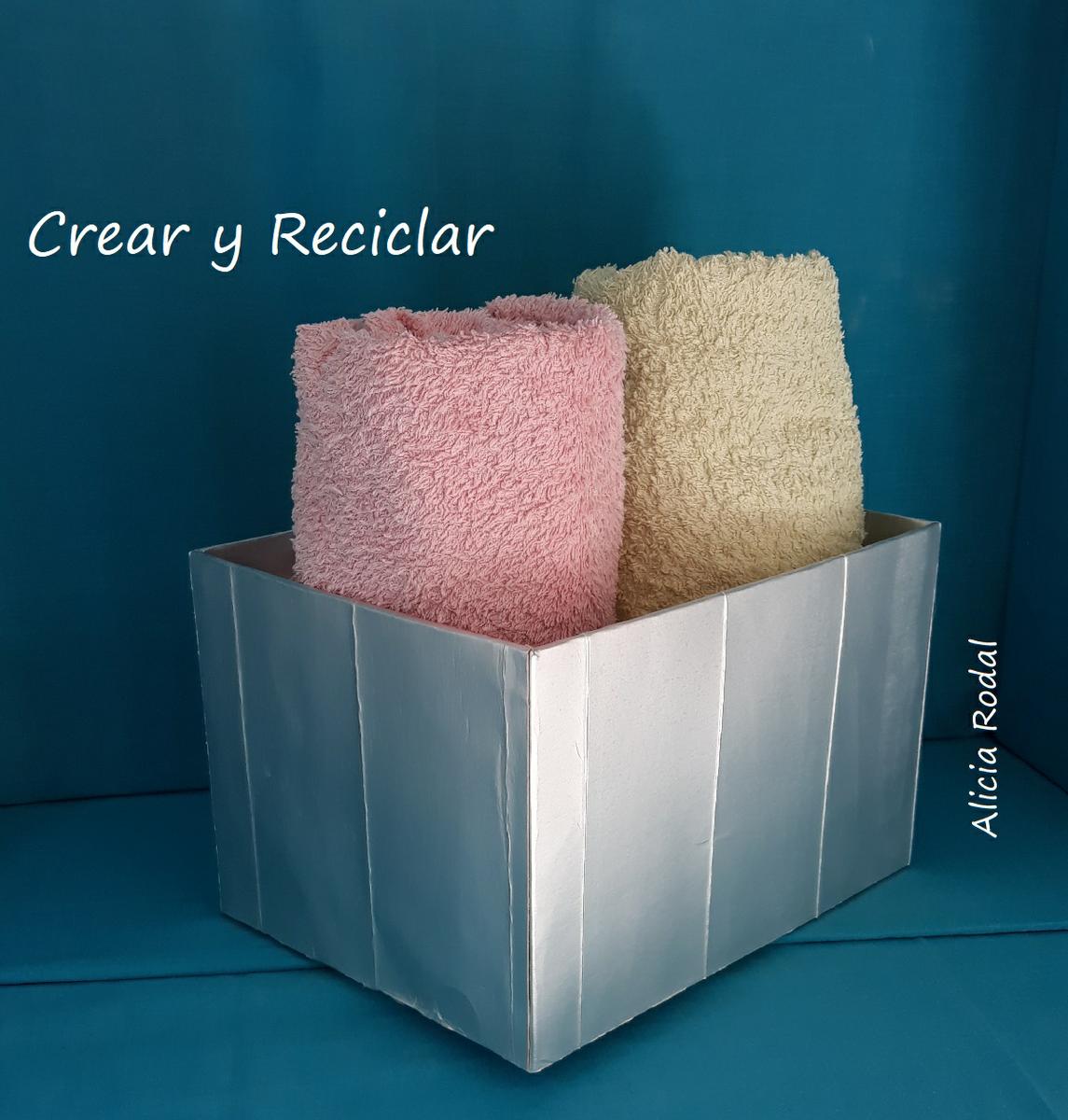 En este tutorial te muestro de una manera fácil y rápida, como decorar una caja de cartón con materiales que todos tenemos en casa, como cajas de leche y retales de tela, para transformarla en un bello organizador para nuestros productos de belleza, de higiene personal, material escolar, herramientas de trabajo, para tus manualidades o para lo que tú quieras.