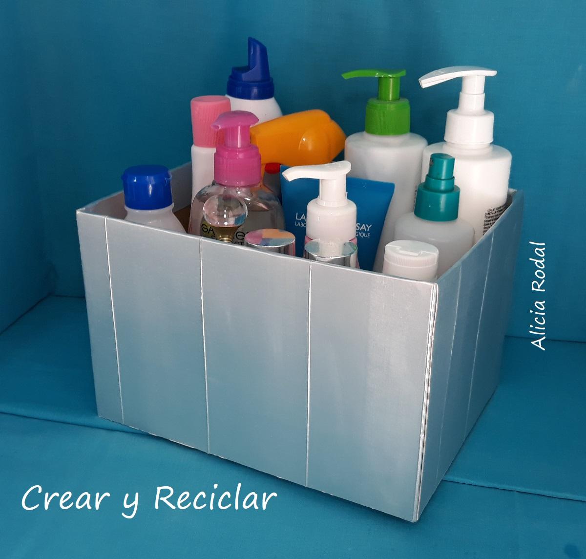 En este tutorial te muestro de una manera fácil y rápida, como decorar una caja de cartón con materiales que todos tenemos en casa, como cajas de leche y retales de tela, para transformarla en un bello organizador para nuestros productos de belleza, de higiene personal, material escolar, herramientas de trabajo, para tus manualidades o para lo que tú quieras.