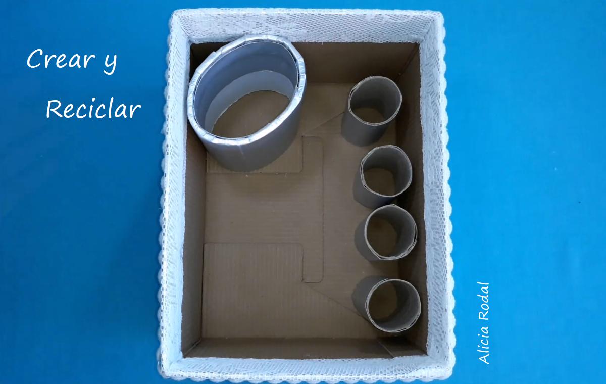 En este tutorial te muestro de una manera fácil y rápida, como decorar una caja de cartón con materiales que todos tenemos en casa, como cajas de leche y retales de tela, para transformarla en un bello organizador para nuestros productos de belleza, de higiene personal, material escolar, herramientas de trabajo, para tus manualidades o para lo que tú quieras.