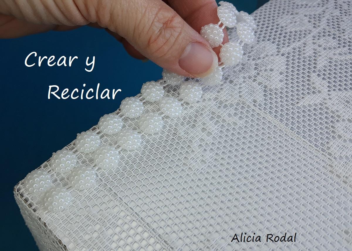 En este tutorial te muestro de una manera fácil y rápida, como decorar una caja de cartón con materiales que todos tenemos en casa, como cajas de leche y retales de tela, para transformarla en un bello organizador para nuestros productos de belleza, de higiene personal, material escolar, herramientas de trabajo, para tus manualidades o para lo que tú quieras.