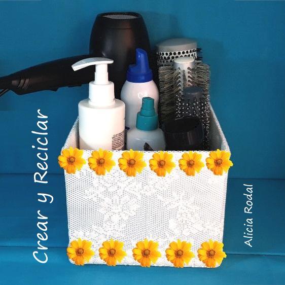 En este tutorial te muestro de una manera fácil y rápida, como decorar una caja de cartón con materiales que todos tenemos en casa, como cajas de leche y retales de tela, para transformarla en un bello organizador para nuestros productos de belleza, de higiene personal, material escolar, herramientas de trabajo, para tus manualidades o para lo que tú quieras.