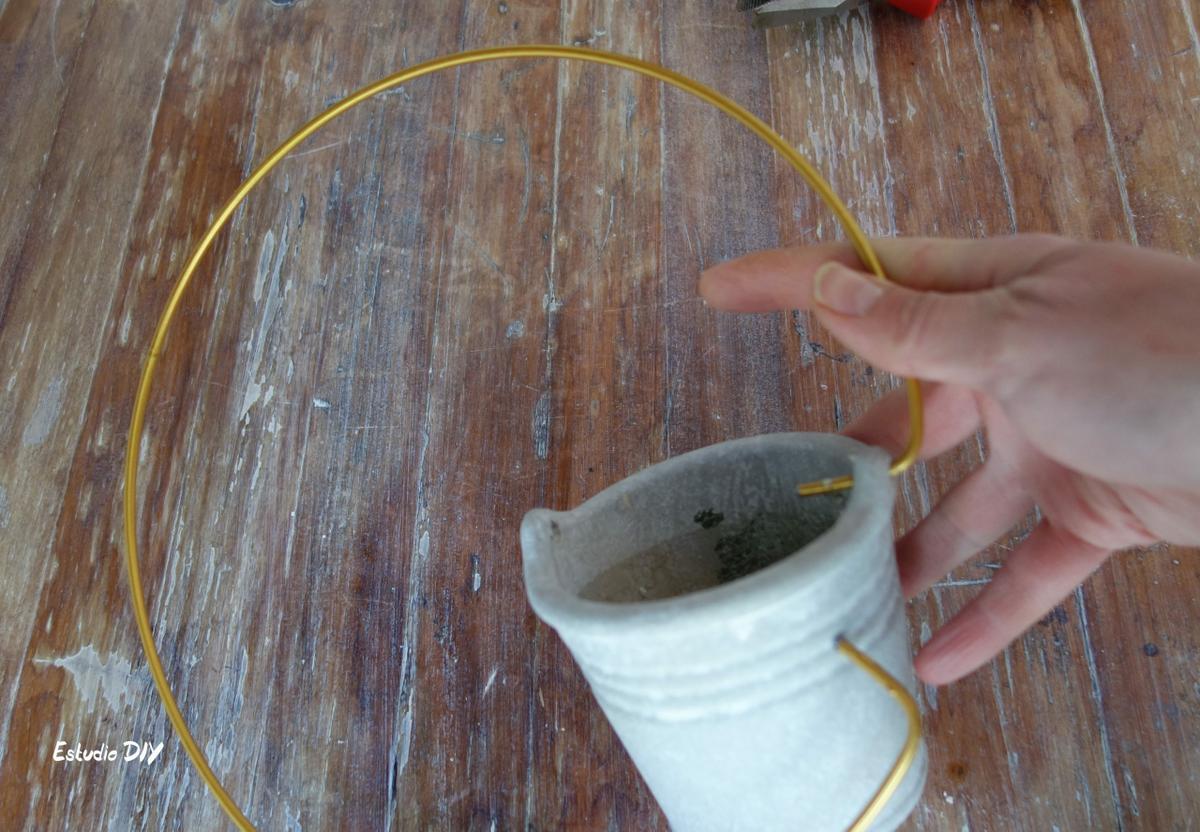 paso nº 3: meter extremos doblados en el macetero