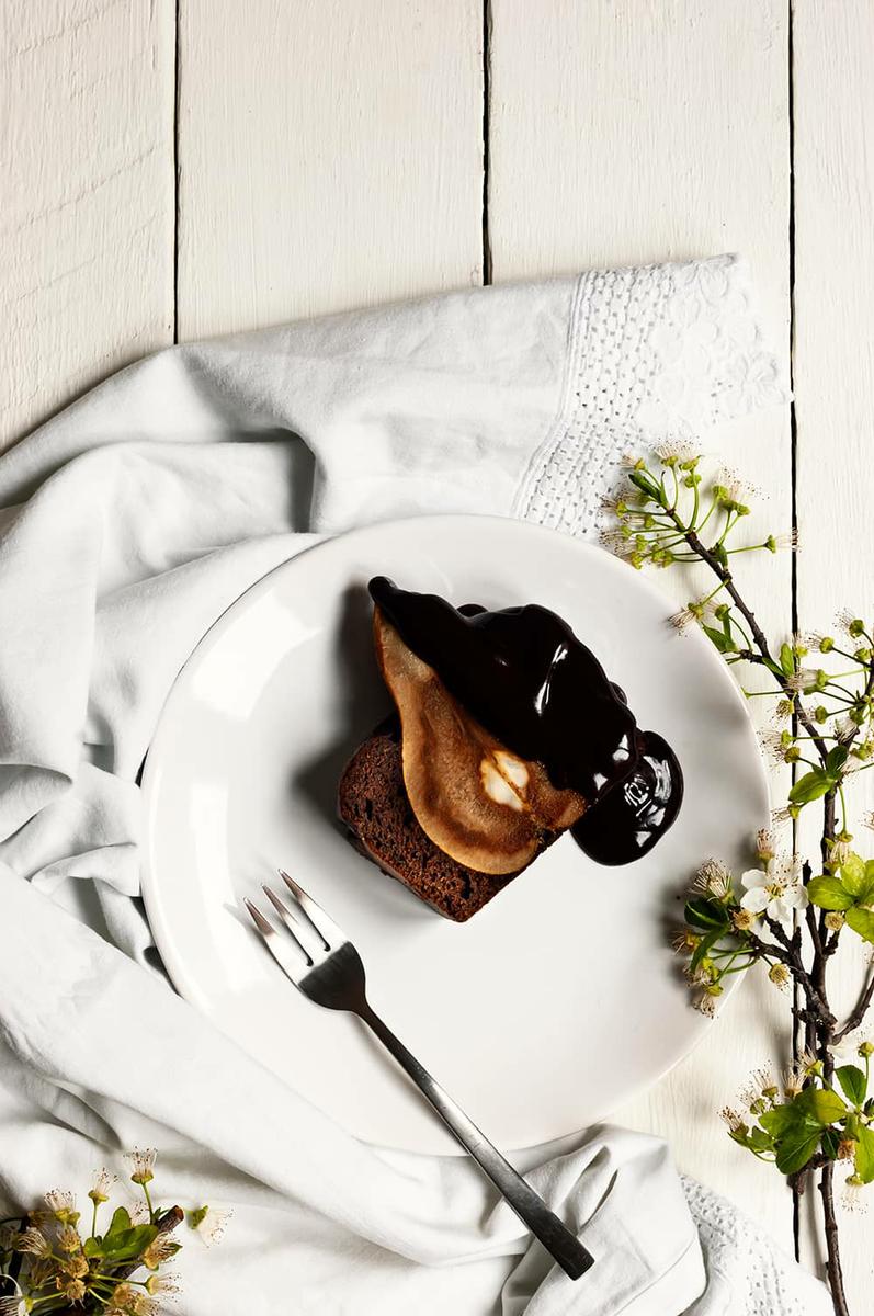 Plum cake de chocolate con peras enteras