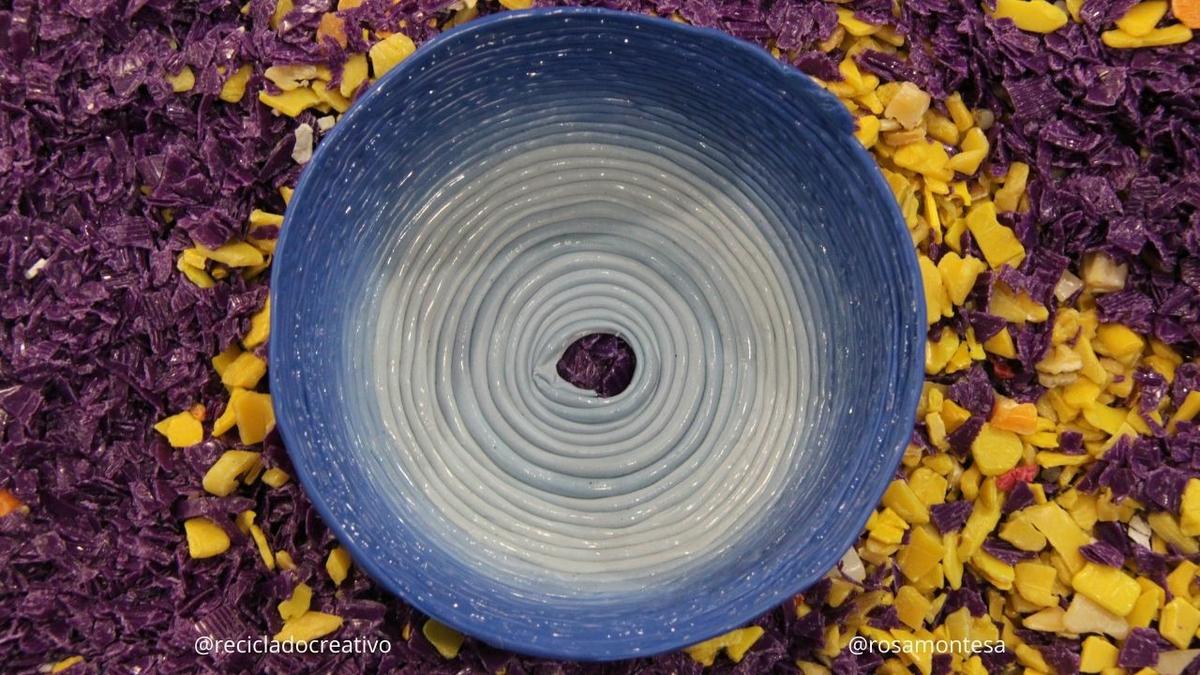 Cestas reciclando tapones de plástico