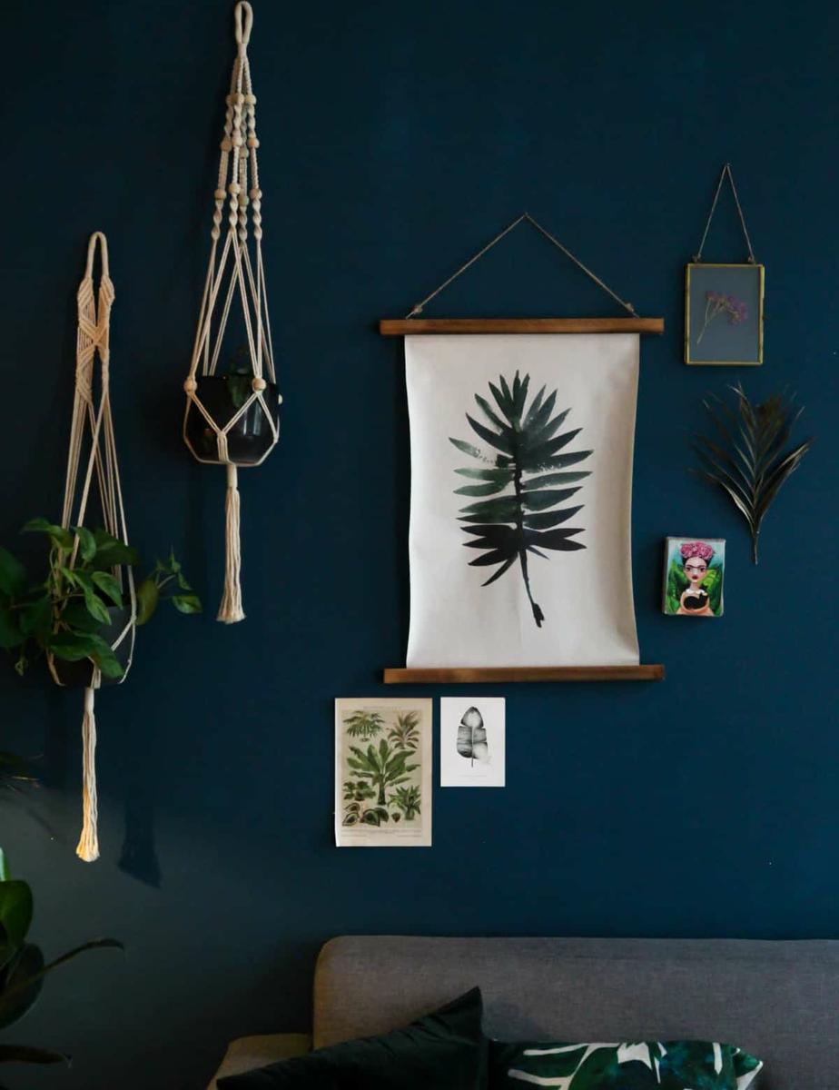 pared decorada con plantas y macrame