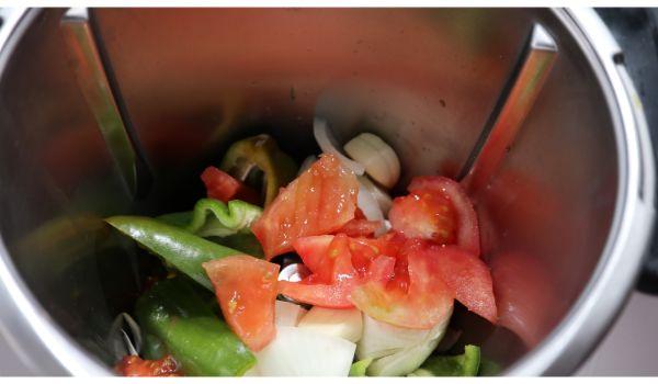 Poner las verduras en el vaso y troceamos