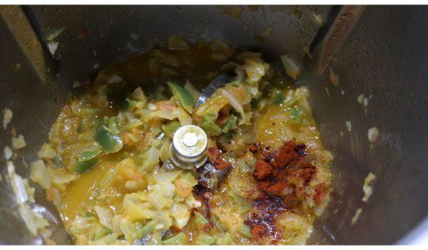 Ponemos el pimentón y mezclamos todo bien