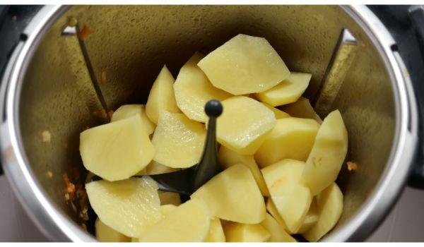 Ponemos las patatas y lo rehogamos