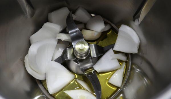 Ponemos las cebollas y las troceamos