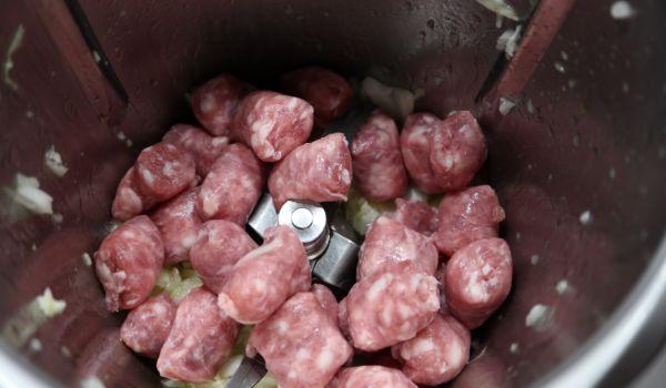 Ponemos las salchichas frescas y cocinamos