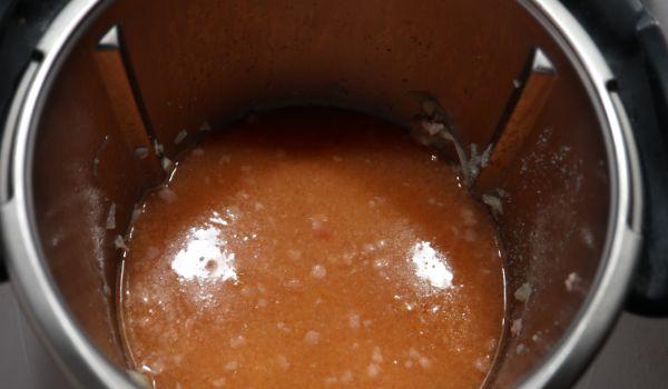 Ponemos el tomate natural y frito y trituramos