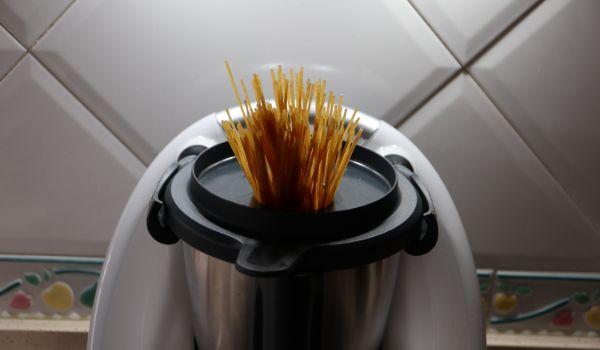 Ponemos los espaguetis en el vocal y cocemos