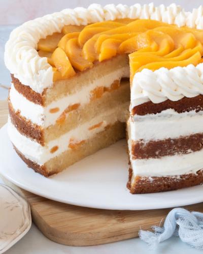 Tarta de melocotón y nata (crema de leche)