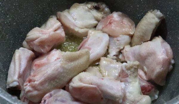 Ponemos en el cubeta las alitas de pollo para sofreír