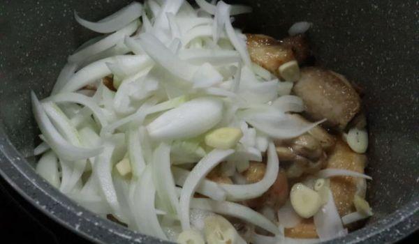 Ponemos la cebolla y la dejamos rehogar junto al pollo