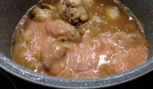 Echamos el tomate triturado y rehogamos todo junto