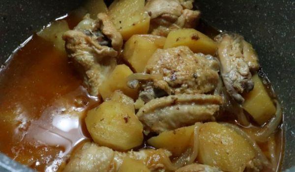 Echamos las patatas y cerramos la olla para cocerlas