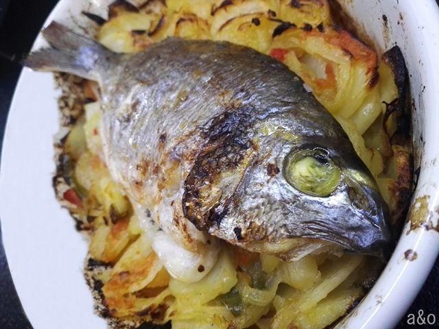 Dorada al horno con patatas.