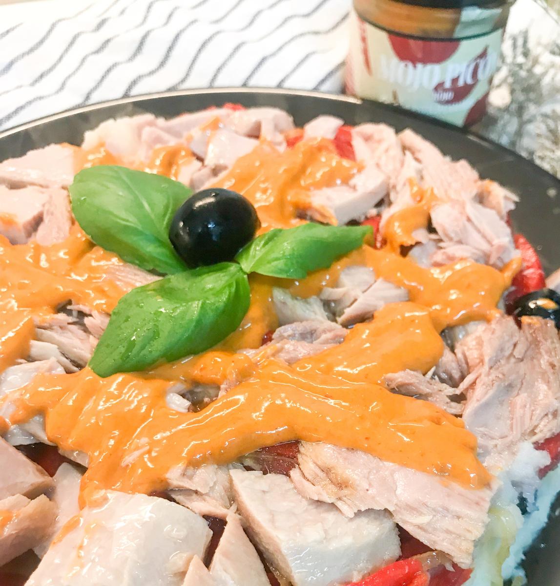 CÓMO HACER UNA ENSALADA DE PATATA, PIMIENTOS DEL PIQUILLO, VENTRESCA Y ACEITUNAS NEGRAS, ALIÑADA CON UN DELICIOSO MOJO PICÓN.