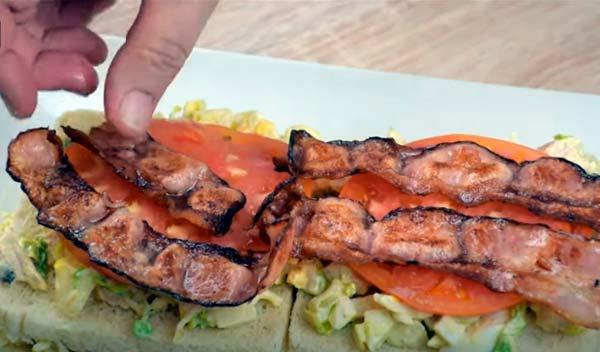 colocar bacon a la segunda capa del pastel de pollo con pan de molde