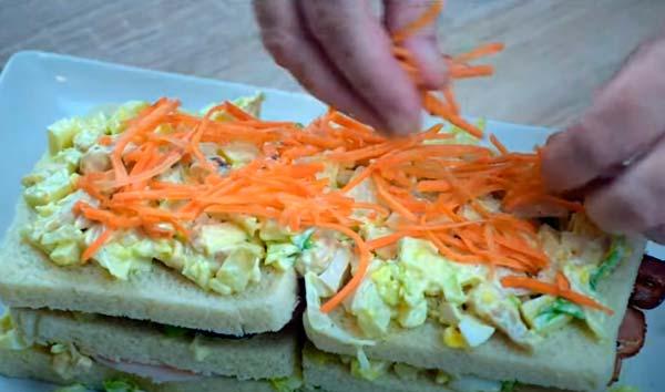 terminar ultima capa de pastel de pollo con pan de molde