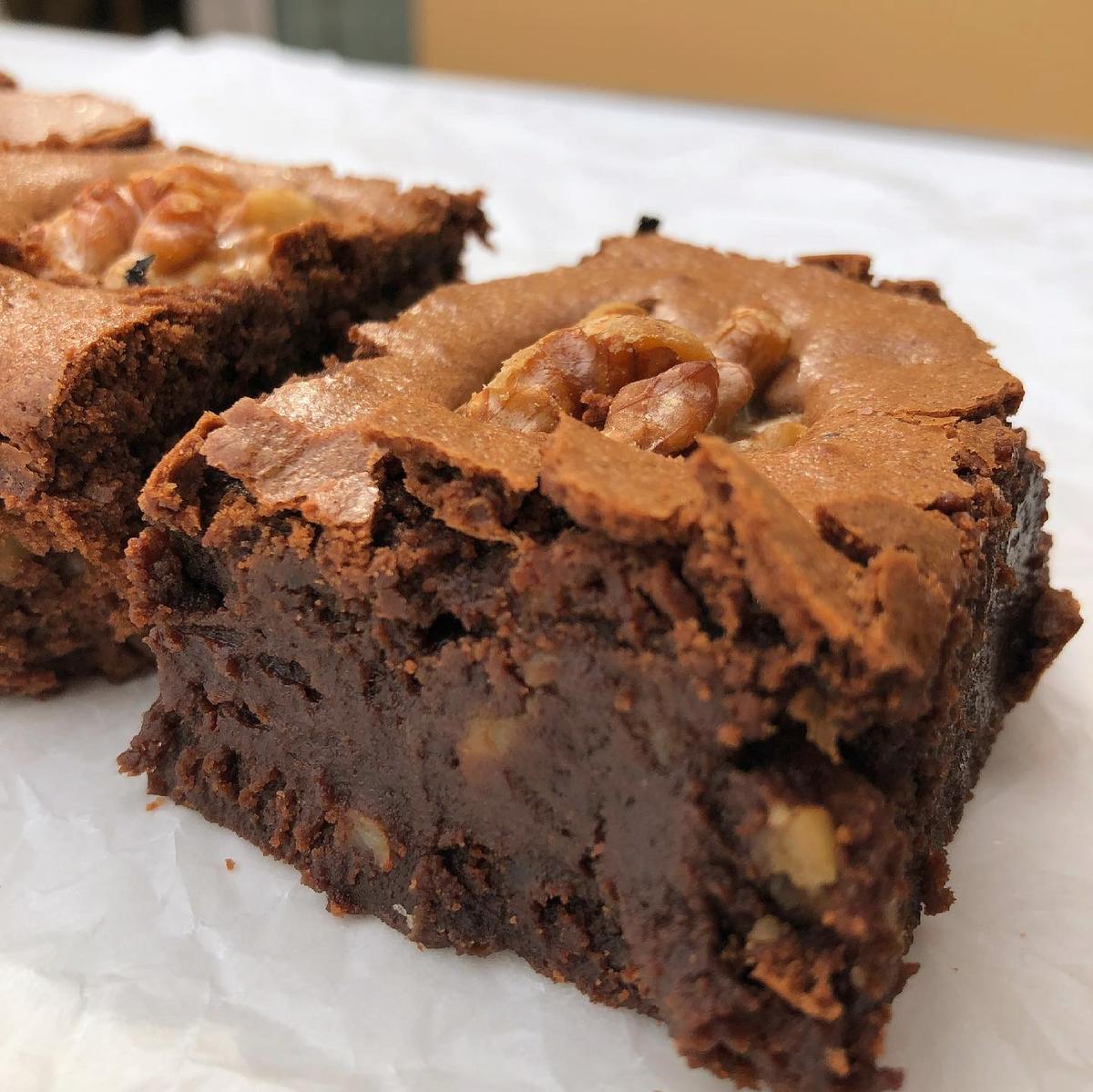 Porción de Brownie de chocolate y nueces