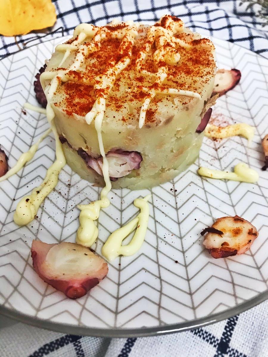 Cómo hacer una deliciosa ensalada de pulpo , atún y patata receta paso a paso. Hoy os dejamos una receta buenísima, con pocos ingredientes, mucho sabor y muy saludable ! Esperamos que os guste! Así que no os la perdáis.