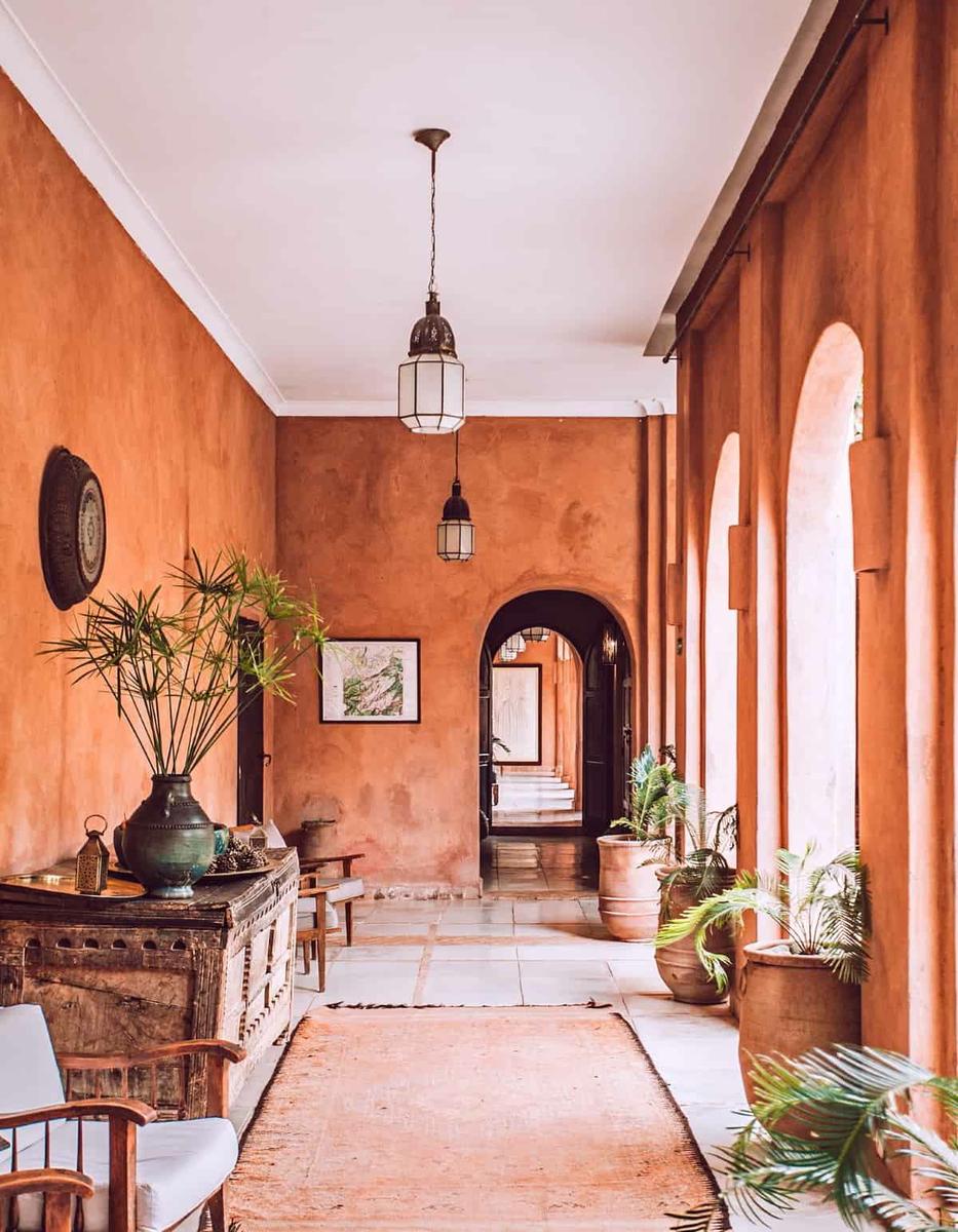 espacio decorado con colores tierra