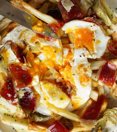 Huevos rotos con alcachofas