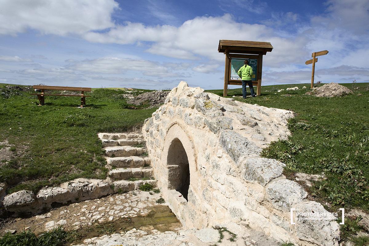 Fuente de Pelilla. Tiedra. Señalización del la ruta de las fuentes en Tiedra. Valladolid. Castilla y León. España. © Javier Prieto Gallego