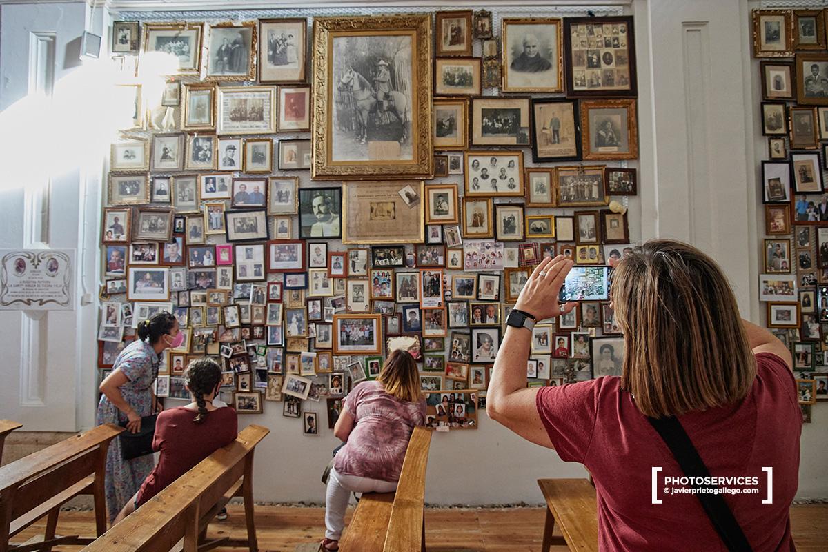 Pared con fotografías colgadas como exvotos en agradecimiento a favores concedidos por la Virgen. Ermita de nuestra señora de Tiedra Vieja. Tiedra. Valladolid. Castilla y León. España. © Javier Prieto Gallego