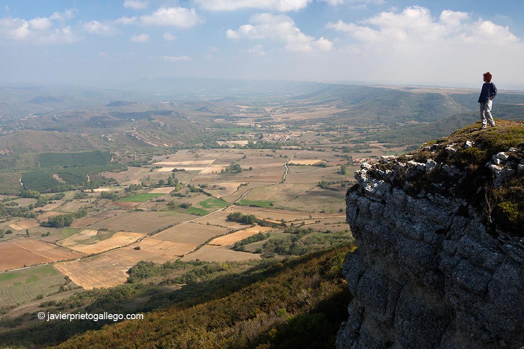 Los bordes del páramo de La Lora de Valdivia se asoman al valle cántabro de Valderredible. Palencia. España. © Javier Prieto Gallego;