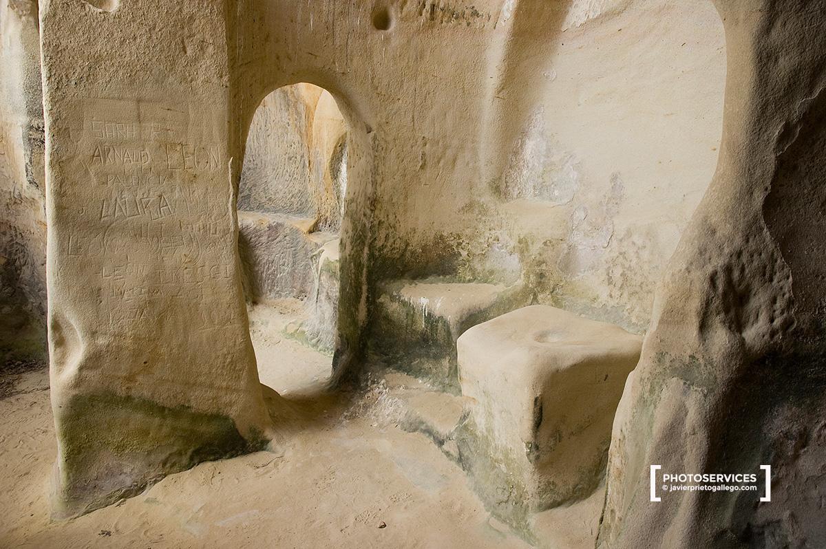 Altares tallados en piedra arenisca en el interior del eremitorio rupestre de San Miguel de Presillas. Siglo X. Presillas de Bricia. Valderredible. Cantabria. España. © Javier Prieto Gallego