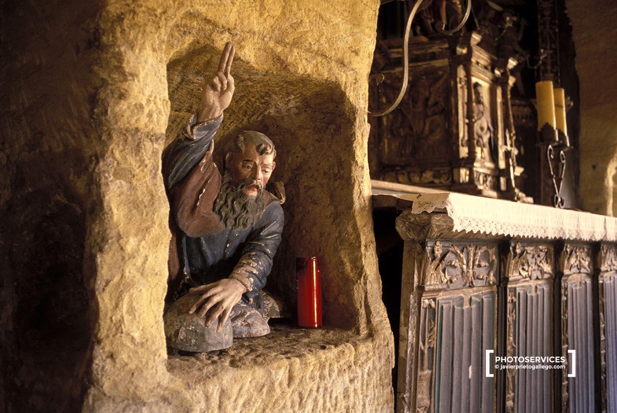 Pequeño altar en la ermita rupestre de Olleros de Pisuergar. Montaña Palentina. Palencia. Castilla y León. España. © Javier Prieto Gallego