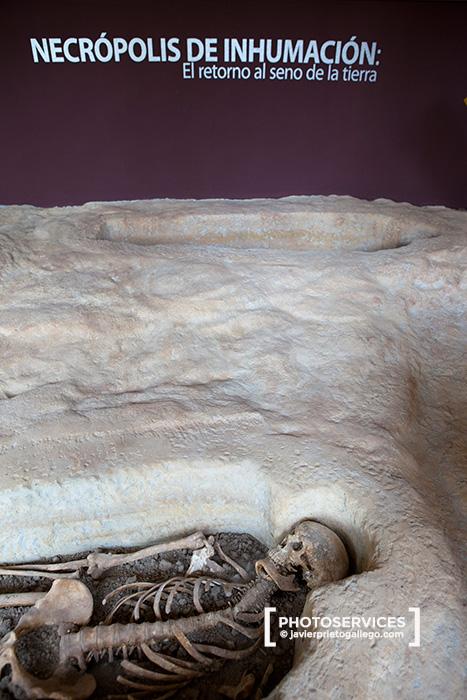 Reproducción de una necrópolis rupestre en el Centro del Interpretación del Rupestre. Localidad de Santa María de Valverde. Valle de Valderredible. Cantabria. España. © Javier Prieto Gallego